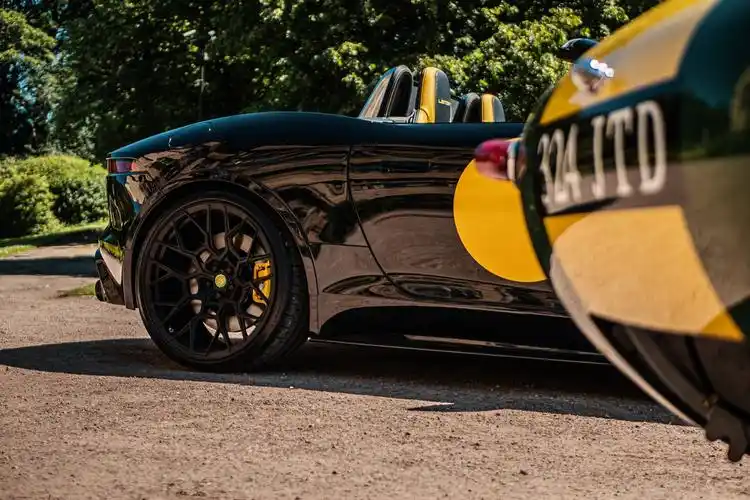 路虎捷豹ftype敞篷版改装案例墨绿黄宽体套件