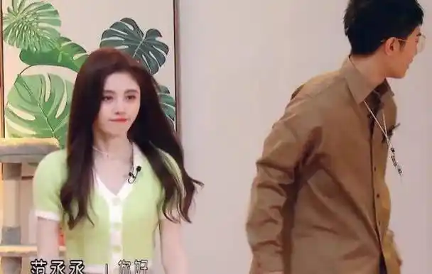 鞠婧祎第一次来录制,杨迪击掌欢迎,而有谁注意范丞丞?