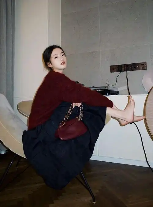 首先来看看女主角"姜泥"的扮演者李庚希,这是位颇