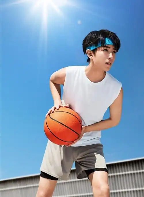 王俊凯嘉人now创刊#王俊凯《嘉人now》创刊花絮照篮球场上的活力少年