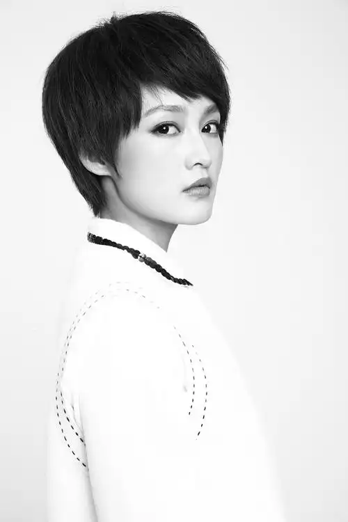 李沁黑白时尚大片曝光 短发造型干净帅气