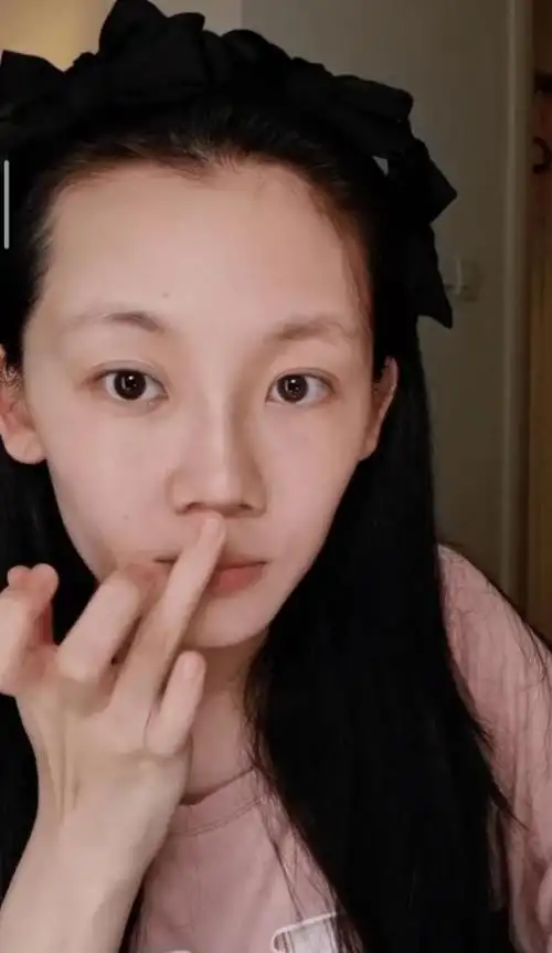 8月4日,苗苗在她的个人社交平台上分享了一段她和丈夫郑恺甜蜜约会的