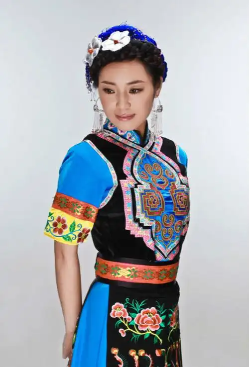 p>云朵,原名谢春芳,羌族,1987年2月7日出生于四川省阿坝藏族羌族自治