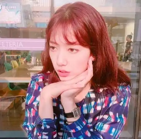 之前《doctor》热播的时候,朴信惠还是空气刘海大长发呢,大长发披在肩