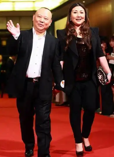 在郭德纲落魄时离婚,抛下4岁郭麒麟远走日本的胡中惠,现状如何