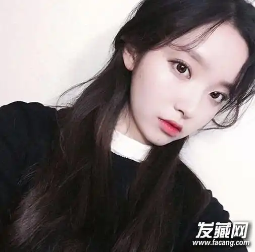 【图】时装周最爱的中分发型 整个人显得十分清纯(4)_女生发型与脸型