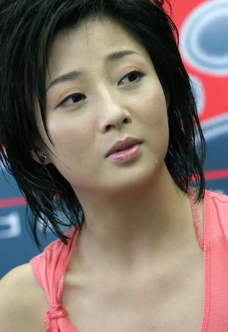 当时,一个有钱的商人叫孙东海追求了殷桃,他非常疯狂地爱上了她!