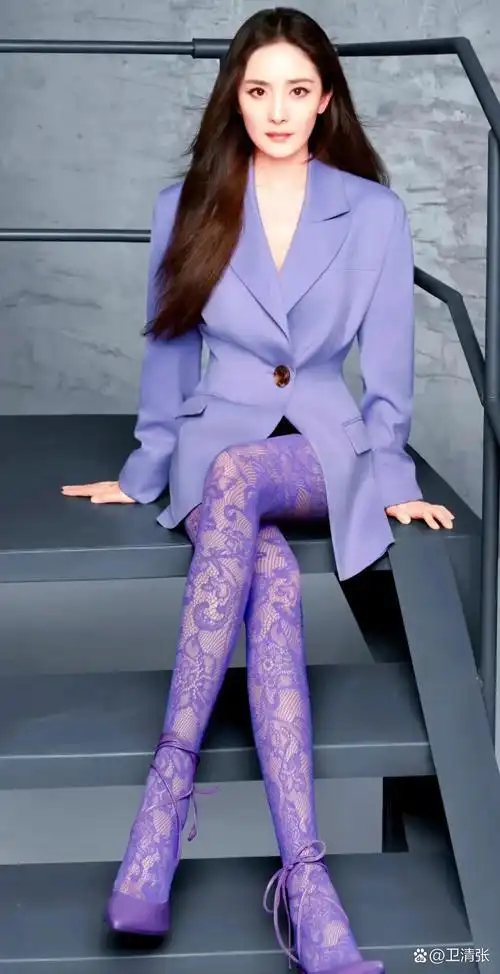 在光影的舞台上,杨幂以一袭粉色短裙和高跟鞋,诠释着女性的柔美与