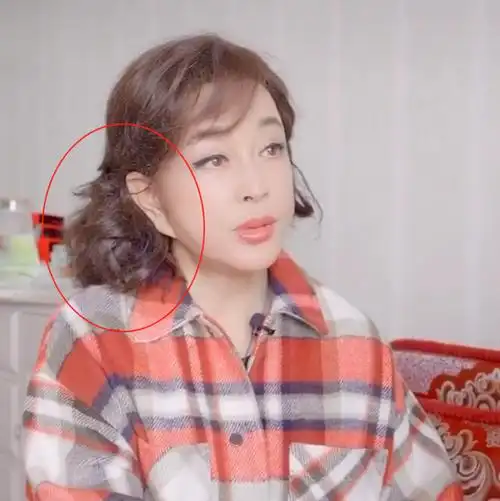 65岁刘晓庆近照变化大!脸变歪耳垂下巴连一起,被网友质疑拉皮