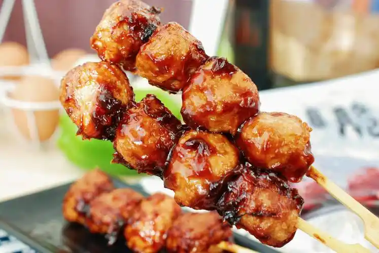 一口一个,真的不过瘾,三五串下肚,才觉得吃了个寂寞.