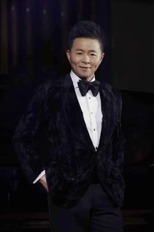 回顾歌唱家王宏伟60后娶80后才女妻子和妈妈情同母女