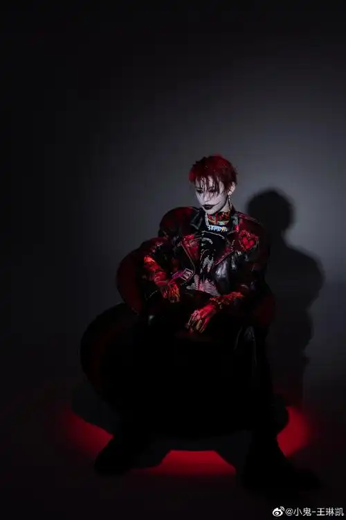 照#小鬼王凯琳更新万圣节库存照～好帅气的鬼,这是cos的小丑男造型吧