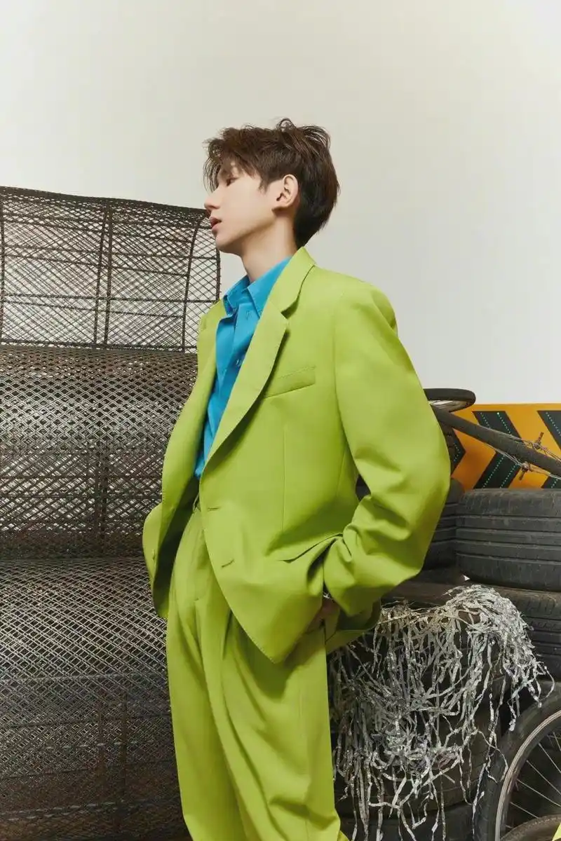 王源身穿薄荷绿西装演绎生命力大片,挺拔的身姿是属于他的坚韧