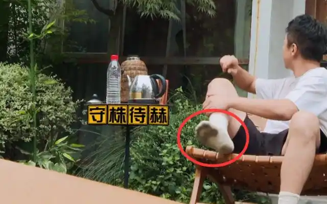 邓超穿着袜子满地跑,当镜头扫到他的脚底,网友:一个月没洗?