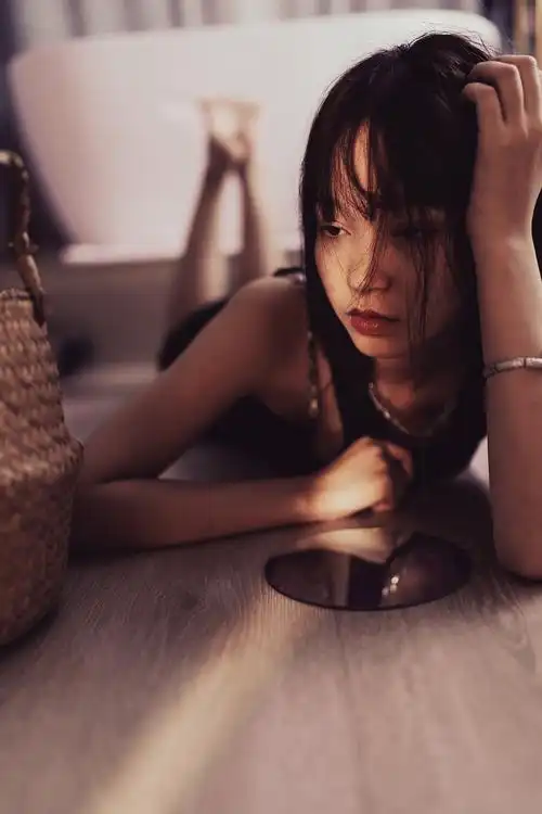 孤单房间|摄影|人像摄影|拾影饮月_原创作品-站酷zcool