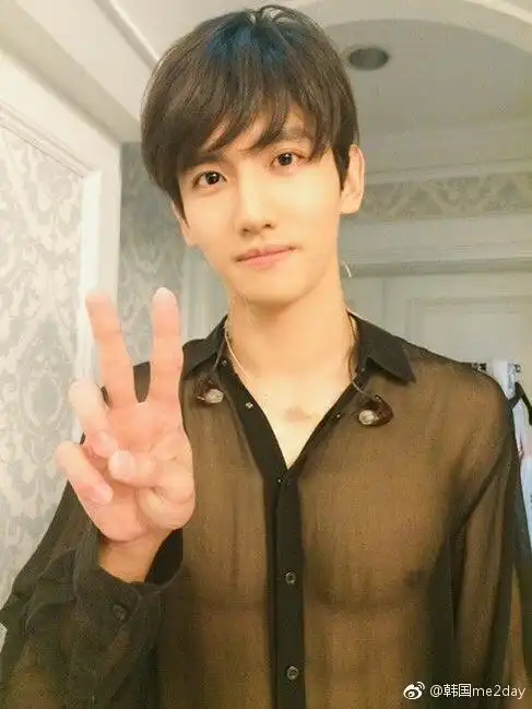 沈昌珉穿透视衬衫秀性感腹肌上热搜第一