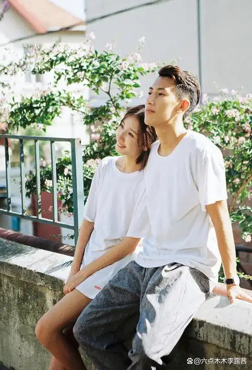 没有摄影师,情侣怎么拍甜蜜照片?11个小技巧,在家或旅游都适用