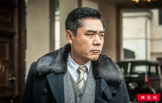 电视金鹰奖最佳男主角奖的奖杯,可以说陈宝国老师就是天生吃演员这碗