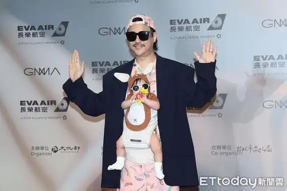 组图徐佳莹老公带女儿走金曲奖红毯比尔贾戴墨镜酷拽十足