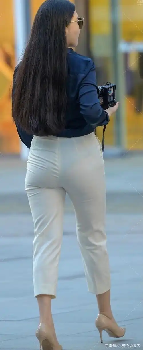 姐喜欢白色,所以又薄又透,很容易像下面这个小姐姐那样出现尴尬的情况