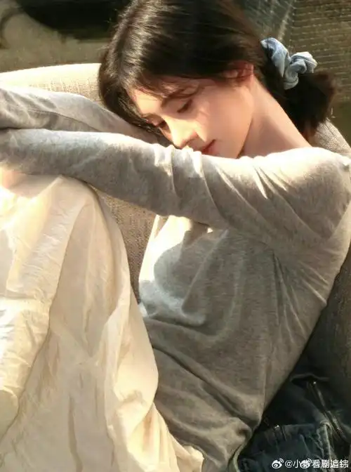 鞠婧祎蓝蝴蝶美甲##鞠婧祎牛仔妆容##头发对一个人颜值的影响