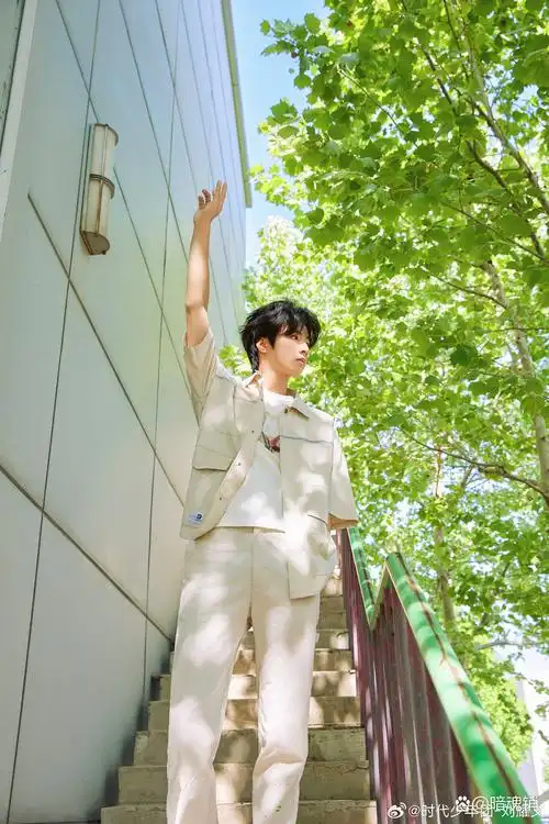 刘耀文今日份营业照片,一身白色休闲套装真的是太帅了,满满的少年感