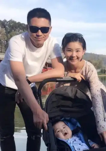 冯巩"女儿"长大了,今已结婚还有了宝宝,老公是我们熟悉的他