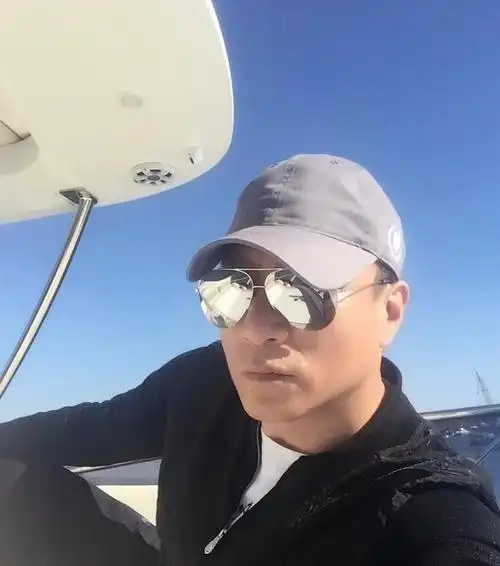 孙红雷真有"大哥"范,墨镜不离身耍酷又防晒,男人味十足