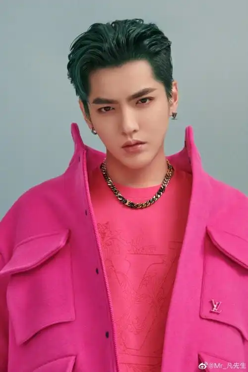 吴亦凡压轴演唱〈时间海〉展示豪华科幻舞台,网友狂赞:光看脸就够了!