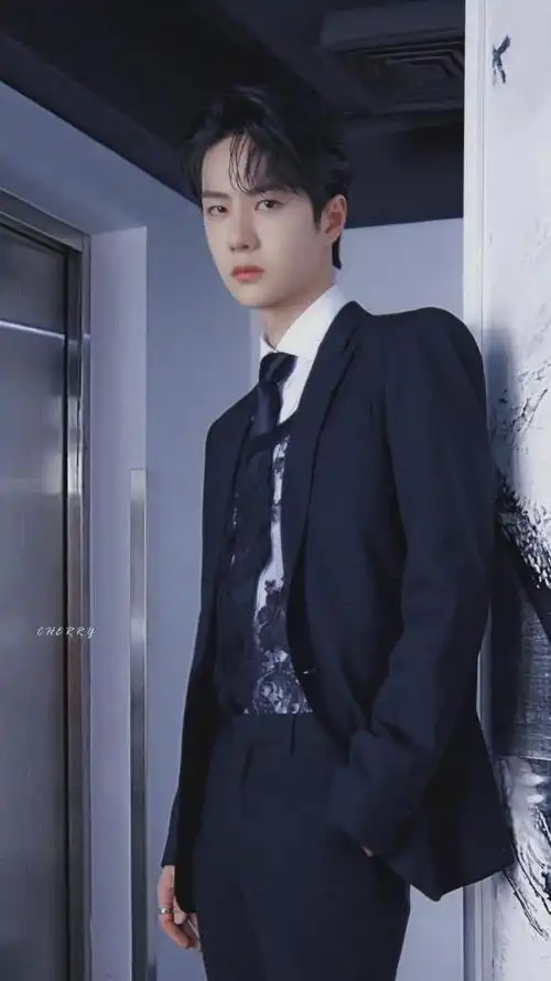 王一博黑色西装出席活动镂空刺绣内搭魅惑十足妥妥的翩翩王子