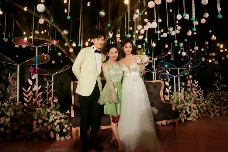 将"心爱的姑娘"送上红毯  兰玉现身付辛博颖儿婚礼现场感动落泪