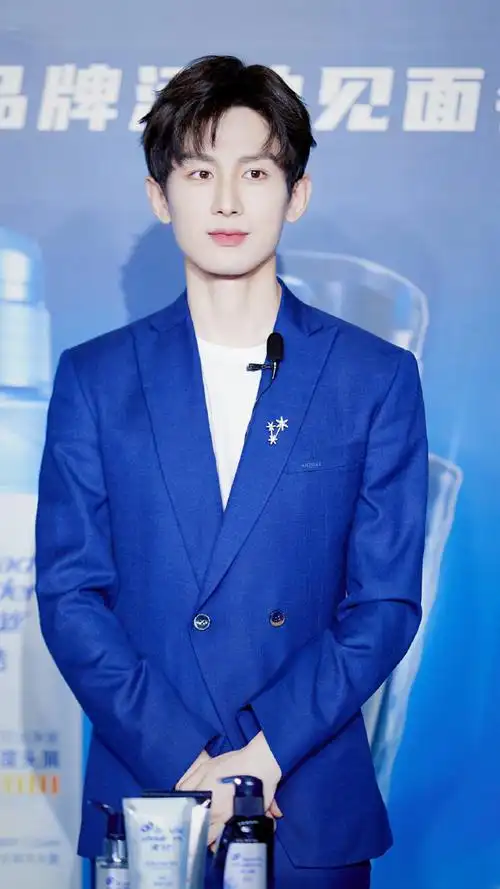 成毅#海飞丝活动见面会这一组蓝色西装照超喜欢  精致典雅 97成
