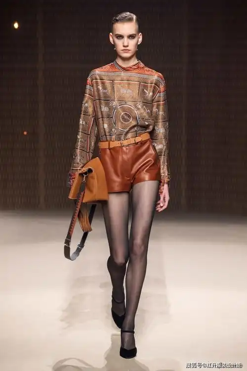 2021春夏服装色彩流行趋势,用五大流行色搭配衣服的方法参考(一)