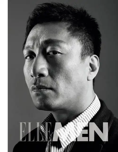 李冰冰一条白色连身裙,孙红雷的黑色西服套装,黑白配的造型十分醒目.