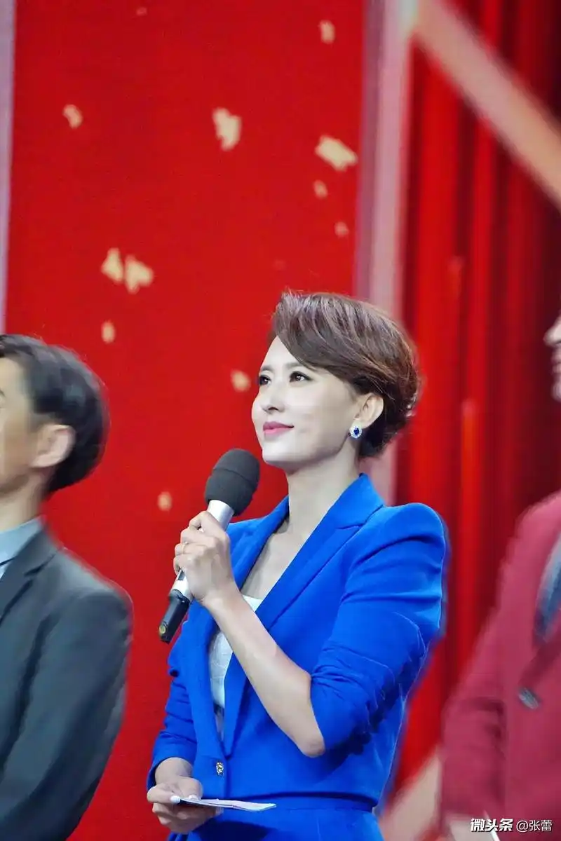 央视魅力女主持人张蕾美照,时尚美丽,气质优雅.