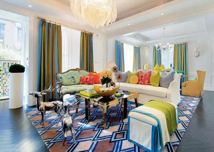 多种色彩搭配的客厅