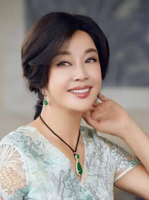 刘晓庆在豪宅里和小鲜肉依偎在一起,相差几十岁,却如同龄人一般