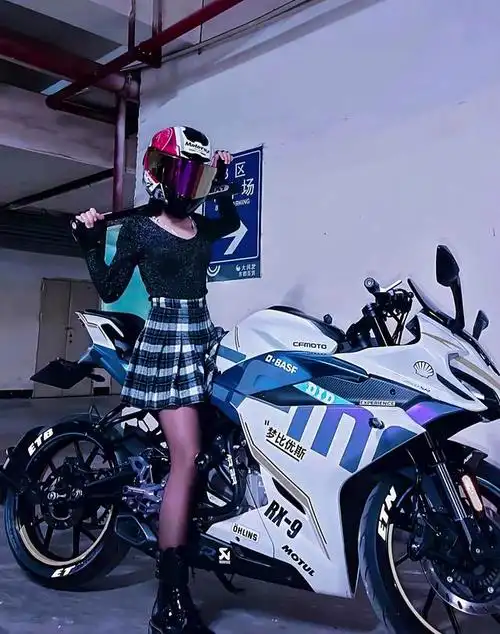 【美女骑宝马大摩托车图片大全】女骑士酷照分享,英姿飒爽的机车女