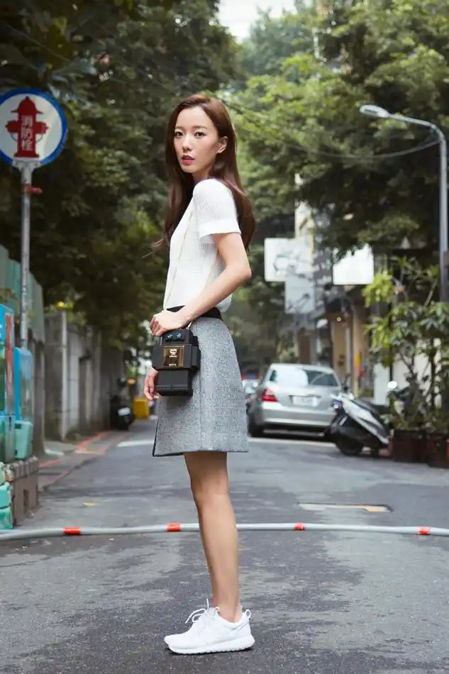 王珞丹街拍look 白球鞋也能穿出时尚态度