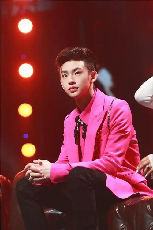 说唱听我的小鬼王琳凯玫红色西装超吸睛搭粉色金边眼镜霸气十足