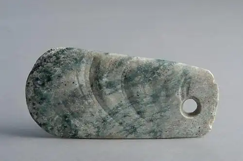 河南灵宝西坡仰韶文化遗址m2出土的玉钺