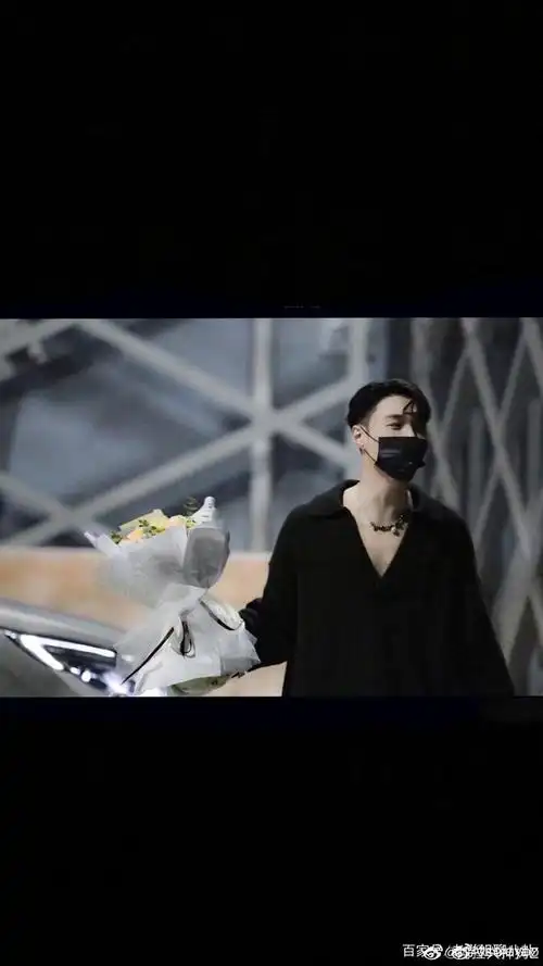 张艺兴黑色视觉大片:凌厉的眼神杀表现力超强,痞帅中不失稳重!