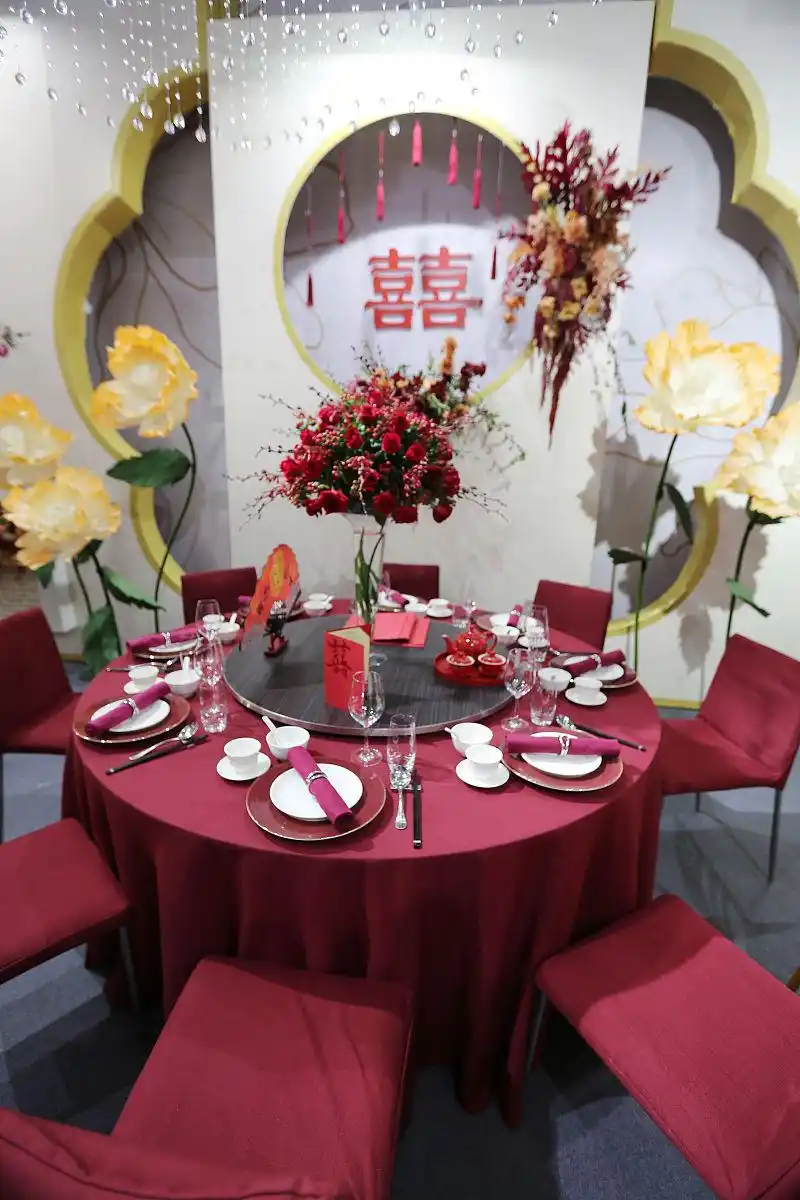 有个熟人去参加同事婚礼,随礼200元,去了夫妻二人,还带了两个孩子.