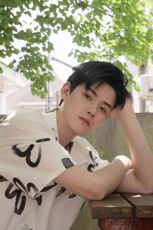 任豪poi超话#任像记录册#    春未尽,夏初临.