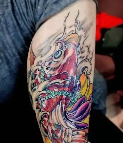 的腿部七彩鲤鱼纹身图案改运势纹身增加运气的纹身改变运势财运的纹身