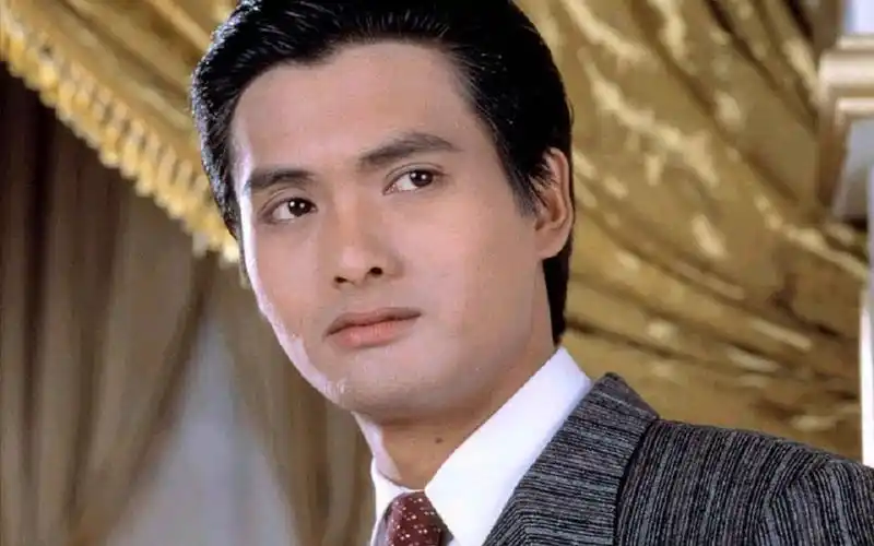 把赌王迷的神魂颠倒,李连杰为她净身出户,却被周润发辣手摧花.