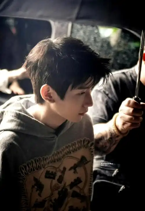 王源米兰看秀图#王源出席米兰时装周秀场图清爽蓝色牛仔外套少母行