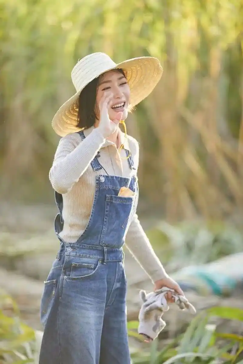 43岁秦岚晒乡村生活,村妇打扮却难贵妇气质,素颜也很美!