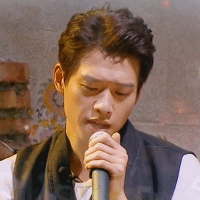 魏大勋唱歌陶醉帅气迷人gif动图_动态图_表情包下载_soogif