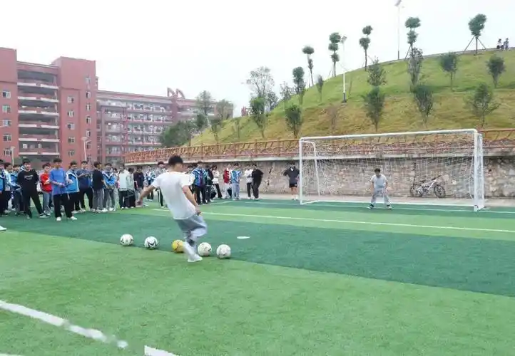 运动点亮青春,拼搏成就梦想——都安二高第33届校运会圆满举行_赛场